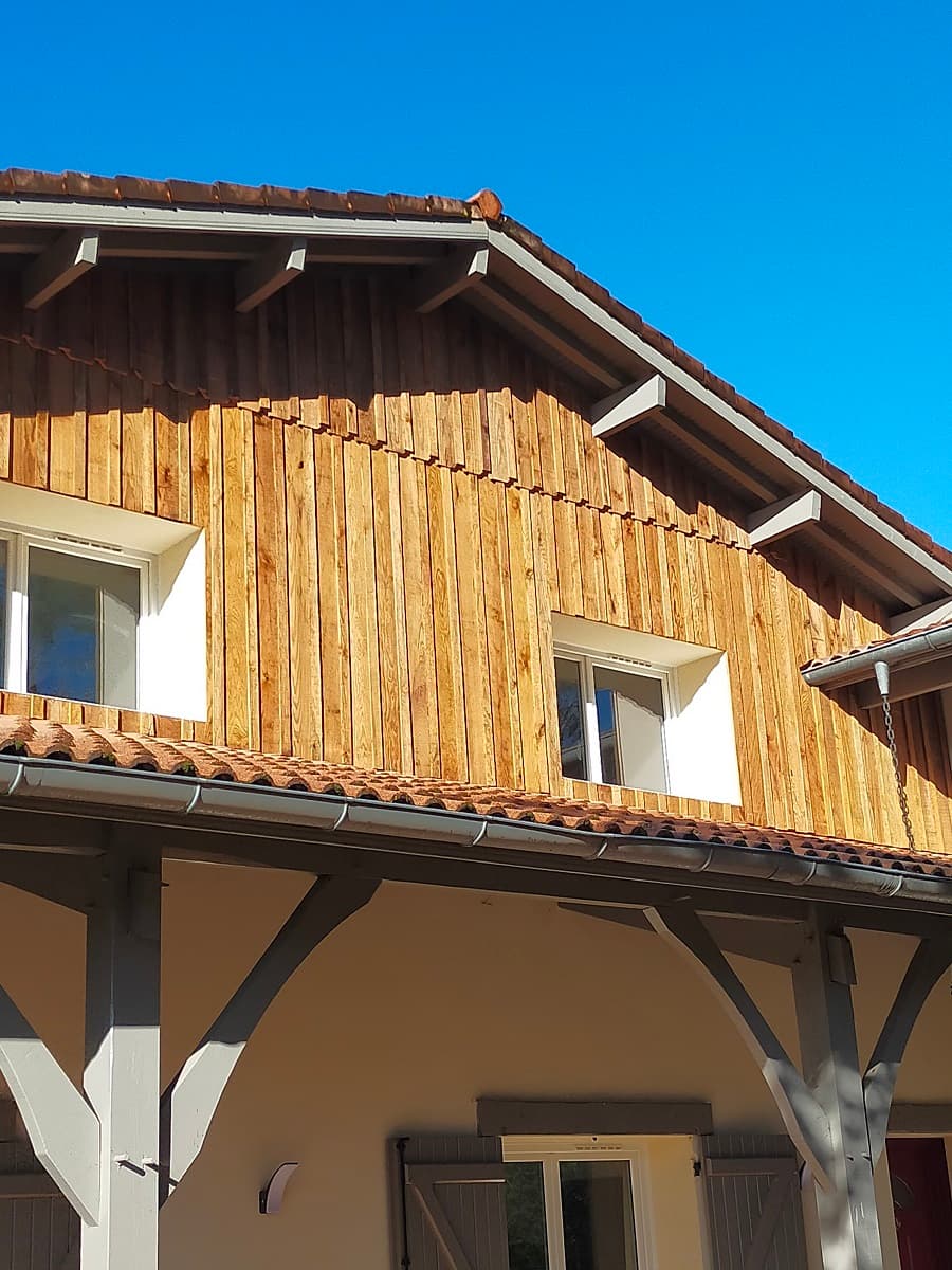 Bardage bois vertical à couvre-joint posé sur l'étage d'une maison à Parentis-en-Born